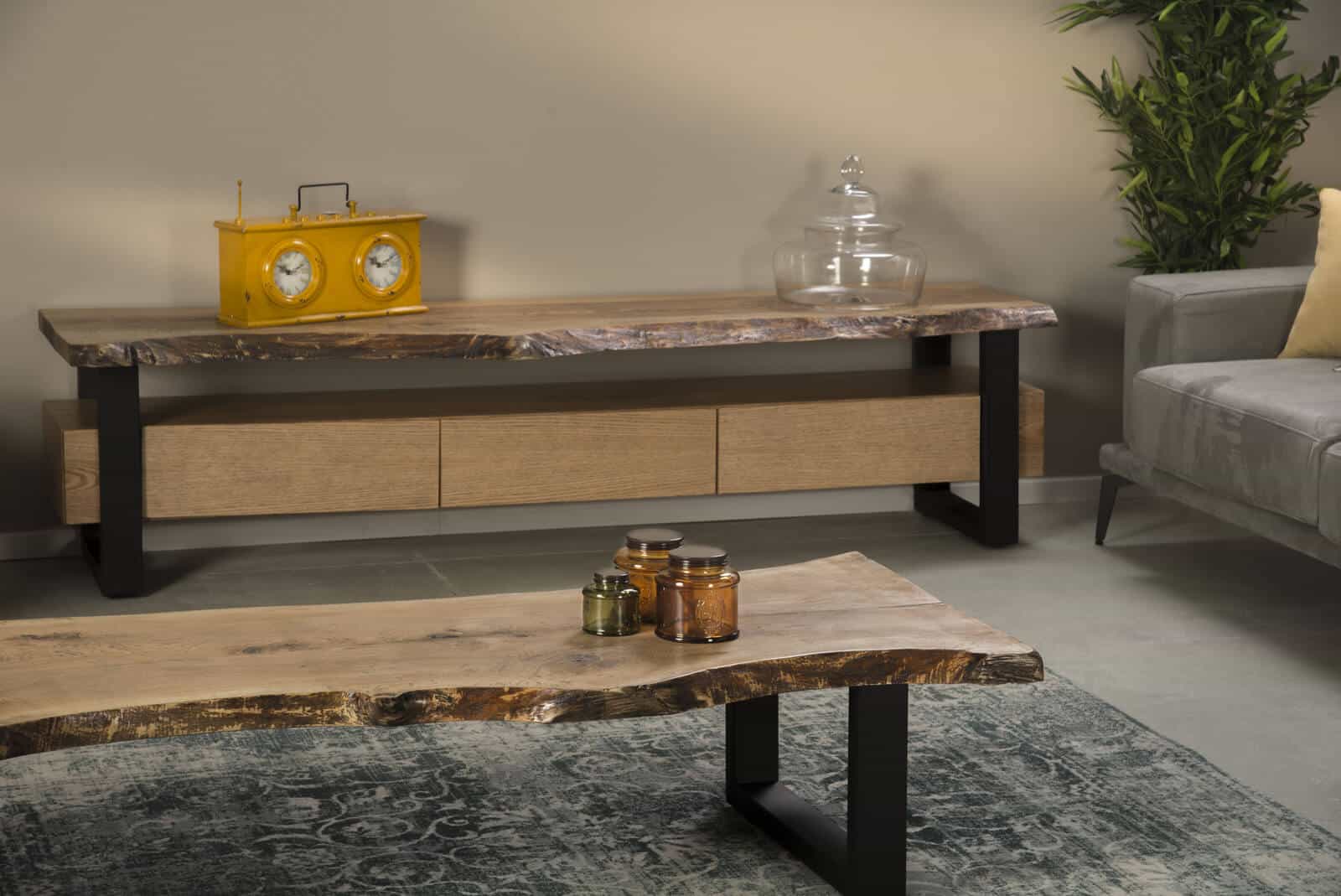 מזנון ושולחן H גזום